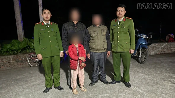 Công an xã Bảo Yên nhanh chóng giúp đỡ cháu bé đi lạc về với gia đình