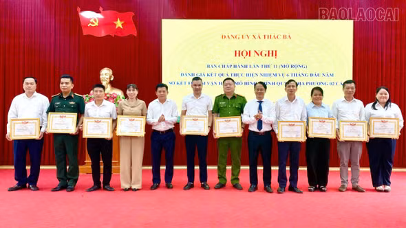 Xã Thác Bà khen thưởng 24 tập thể và 49 cá nhân có thành tích xuất sắc trong các phong trào thi đua