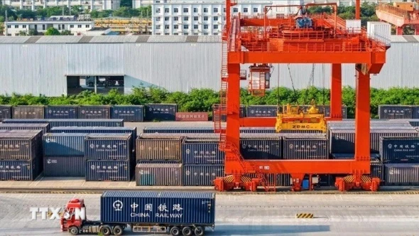 Hàng hóa vận chuyển bằng tàu liên vận Việt-Trung tăng mạnh