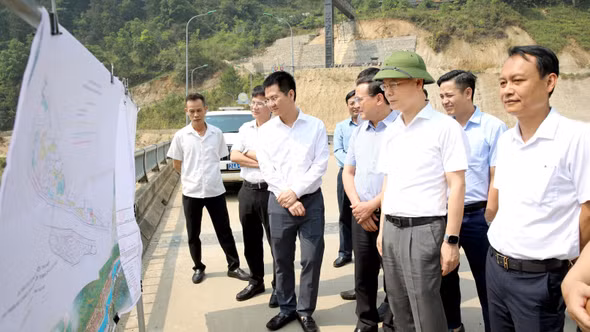 Phó Chủ tịch UBND tỉnh Nguyễn Thành Sinh kiểm tra tình hình thực hiện công tác quản lý nhà nước về đất đai, khoáng sản trên địa bàn xã Mù Cang Chải