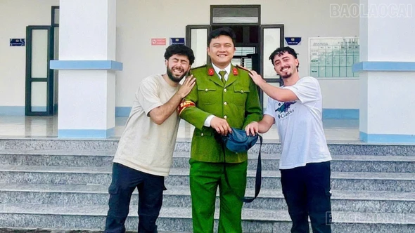 Công an xã Yên Thành trao trả tài sản đánh rơi cho người nước ngoài