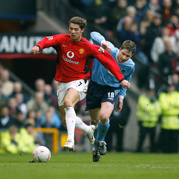 Ronaldo trong những mùa đầu tại MU thường thích biểu diễn kỹ thuật và qua người