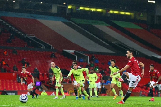 Bruno Fernandes ấn định tỷ số 3-1 trận MU vs Newcastle trên chấm 11m