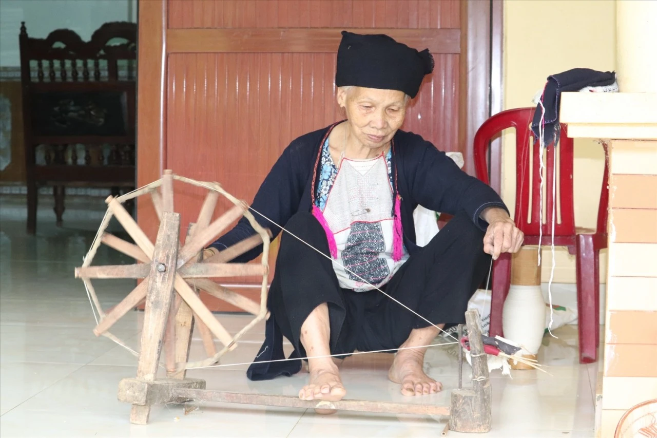 Độc đáo nghề dệt truyền thống của người Dao họ