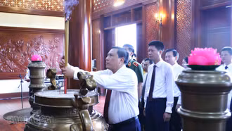Đoàn đại biểu tỉnh Lào Cai dâng hương tưởng niệm Chủ tịch Hồ Chí Minh