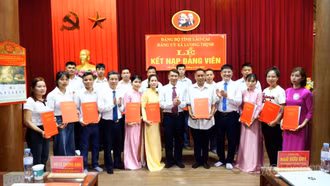 Đảng ủy xã Lương Thịnh tổ chức kết nạp 16 đảng viên mới