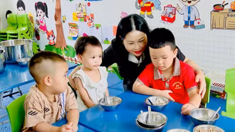 Phó Chủ tịch UBND tỉnh Vũ Thị Hiền Hạnh kiểm tra đột xuất bếp ăn bán trú