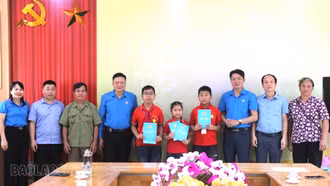 Liên đoàn Lao động tỉnh tặng quà Tết Trung thu cho trẻ em mồ côi là con đoàn viên, người lao động