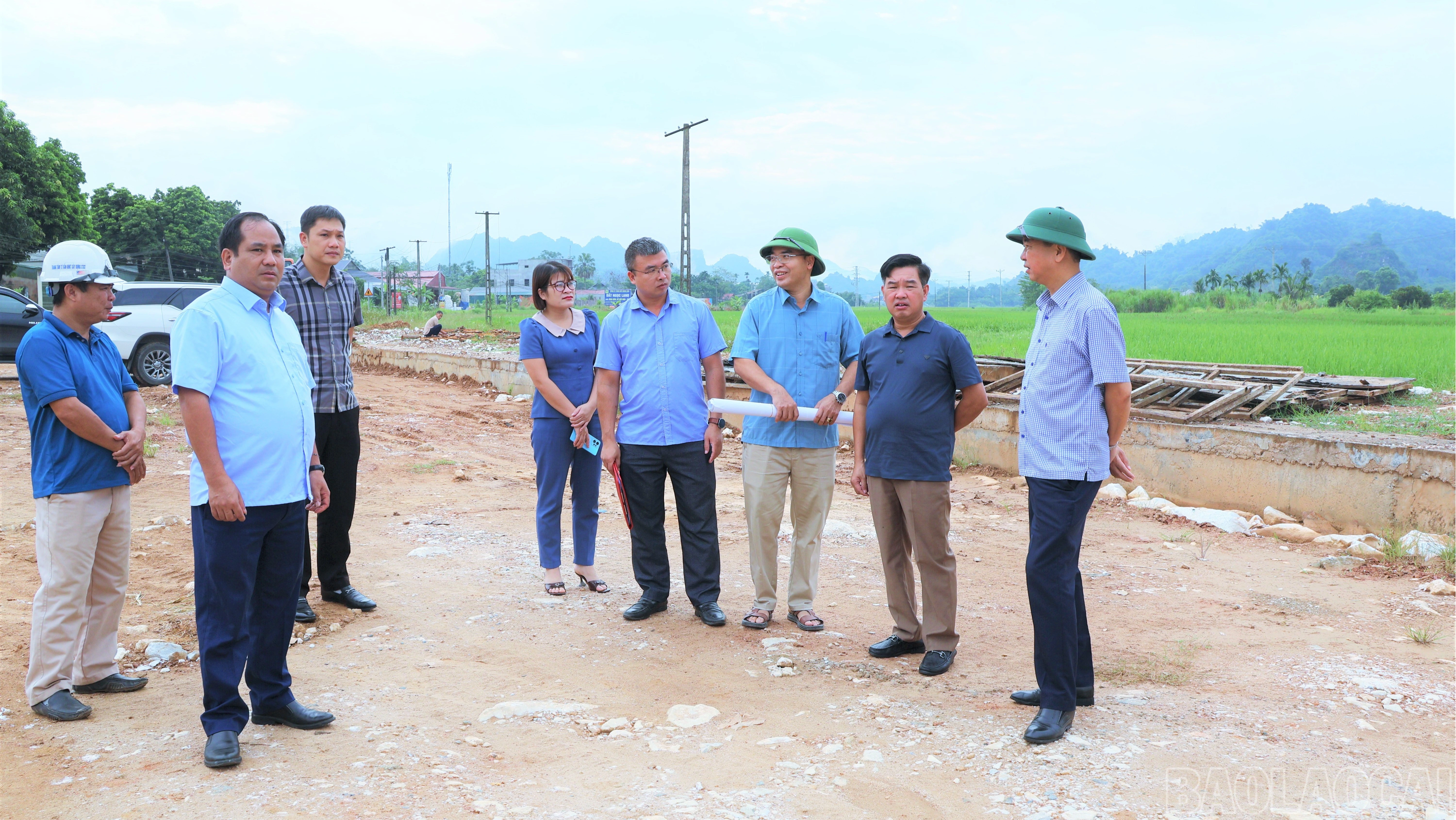 baolaocai-br_dong-chi-bi-thu-dang-uy-xa-dinh-khac-yen-kiem-tra-tien-do-du-an-duong-tranh-thi-tran-yen-the-doan-cum-cong-nghiep-yen-the-tinh-lo-170-7775.jpg