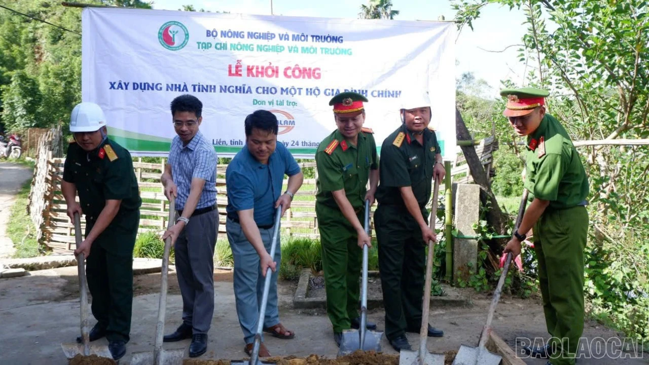 Công an xã Bản Liền tích cực tham gia các hoạt động hỗ trợ hộ nghèo, gia đình chính sách trên địa bàn.