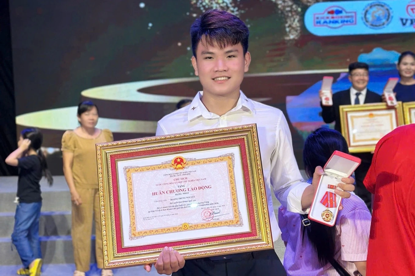 nam-sinh-dong-nai-nhan-huan-chuong-lao-dong-hang-nhat-1-cropped-1782401331091.png