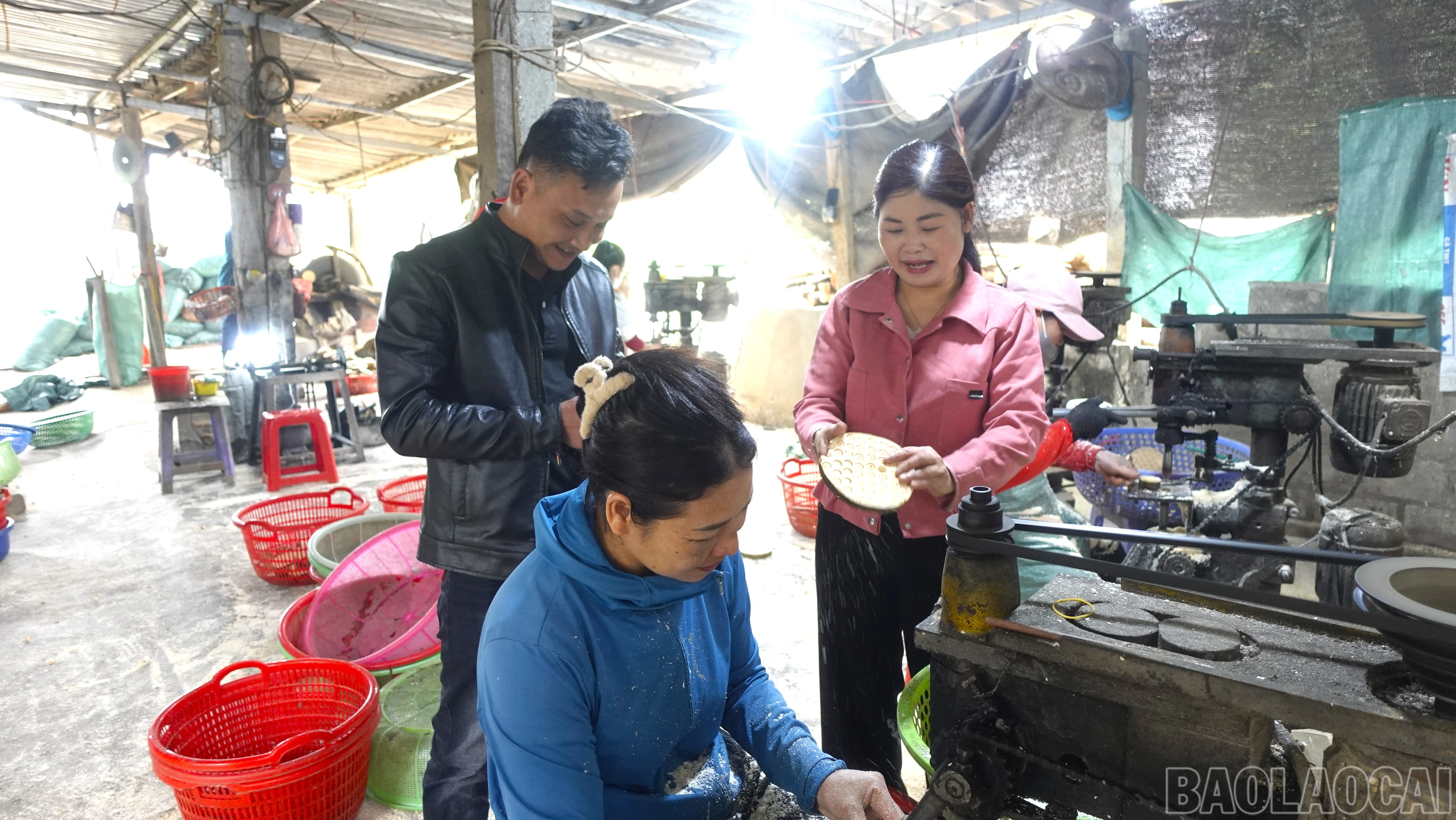 baolaocai-br_mo-hinh-san-xuat-go-trang-hat-cua-ba-trang-tao-viec-lam-tu-6-10-lao-dong-dia-phuong.jpg