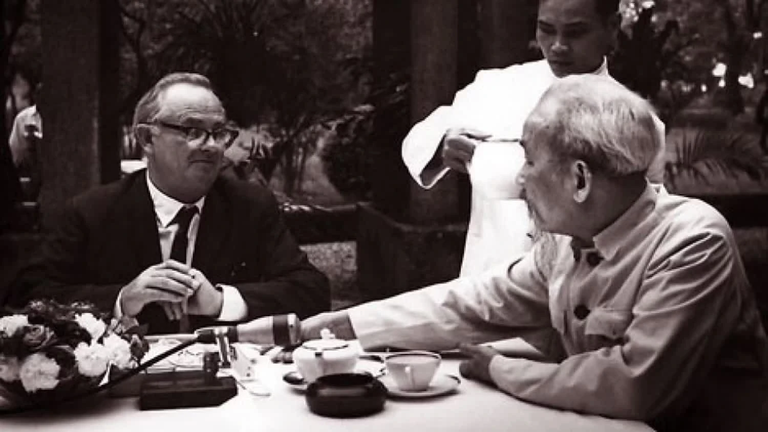 Nhà báo Wilfred Graham Burchett trong một lần phỏng vấn Bác Hồ. Nguồn: Bảo tàng Báo chí Việt Nam