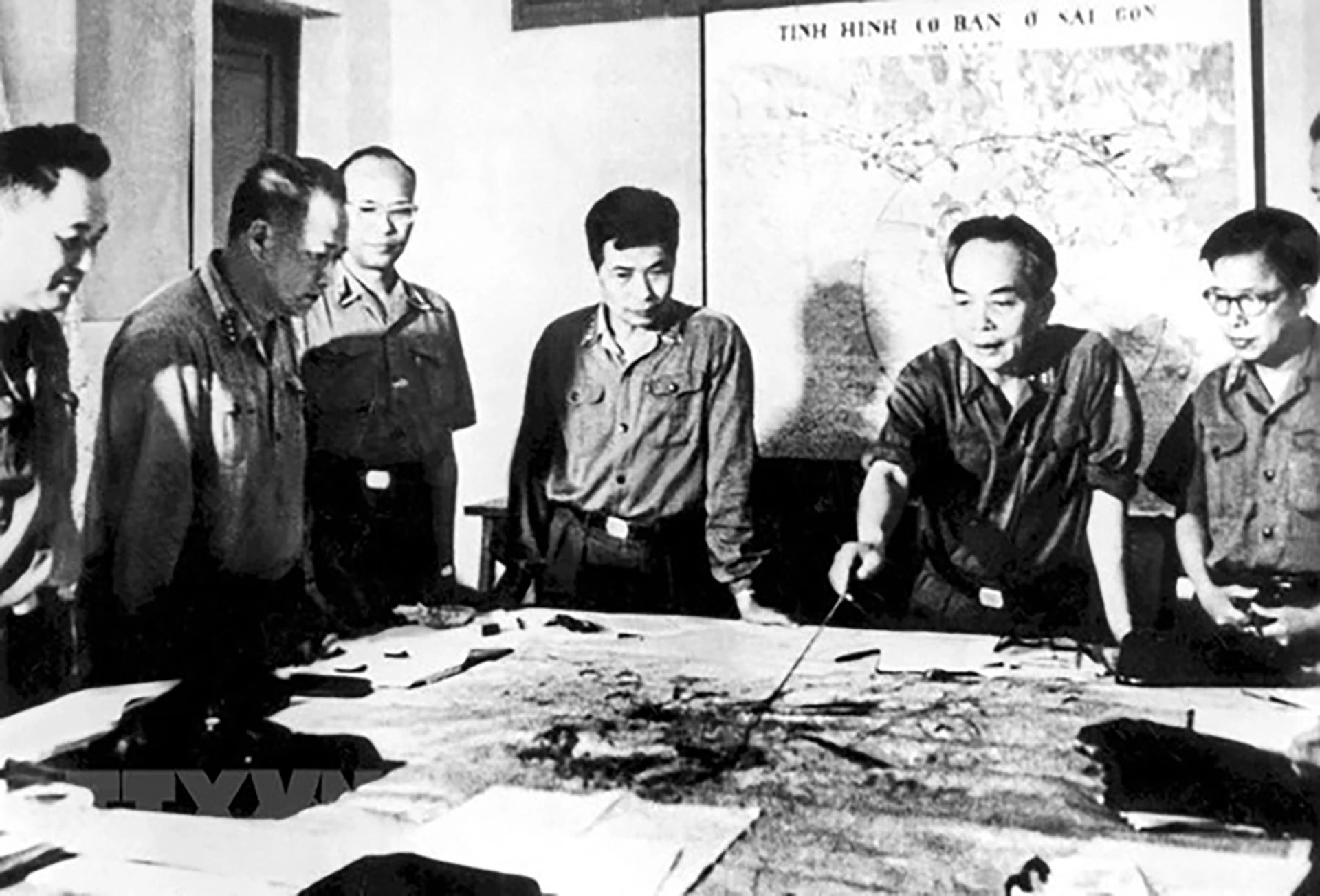 Đại tướng Võ Nguyên Giáp cùng các đồng chí trong Quân ủy Trung ương duyệt phương án tác chiến Chiến dịch Hồ Chí Minh (Hà Nội, 4/1975).