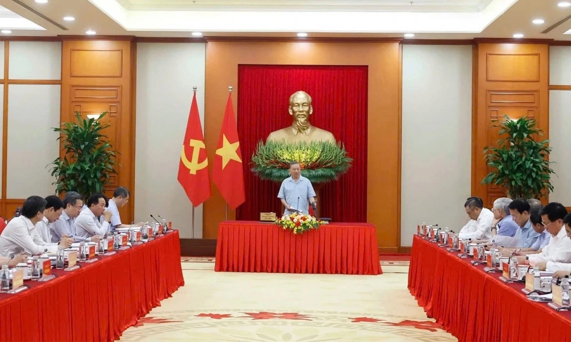 Tổng Bí thư, Chủ tịch nước Tô Lâm chủ trì buổi làm việc với Ban Chính sách, chiến lược Trung ương và các cơ quan liên quan về Đề án đổi mới mô hình phát triển đất nước. (Ảnh: TTXVN)