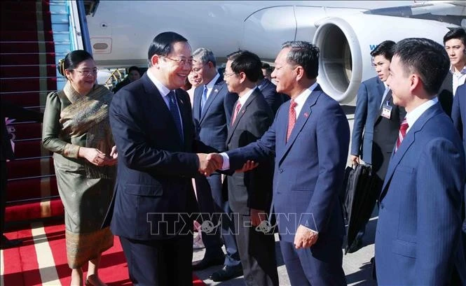 Thủ tướng Lào Sonexay Siphandone và Phu nhân đến Hà Nội, bắt đầu thăm chính thức Việt Nam và tham dự Diễn đàn Tương lai ASEAN lần thứ ba.