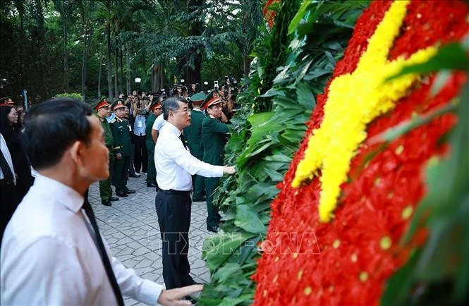 Thủ tướng Chính phủ Lê Minh Hưng dâng hoa, dâng hương tại Tượng đài Cố Tổng Bí thư Trần Phú và Bia tưởng niệm các Anh hùng liệt sĩ tại Công viên Lê Thị Riêng. Ảnh: Dương Giang/TTXVN