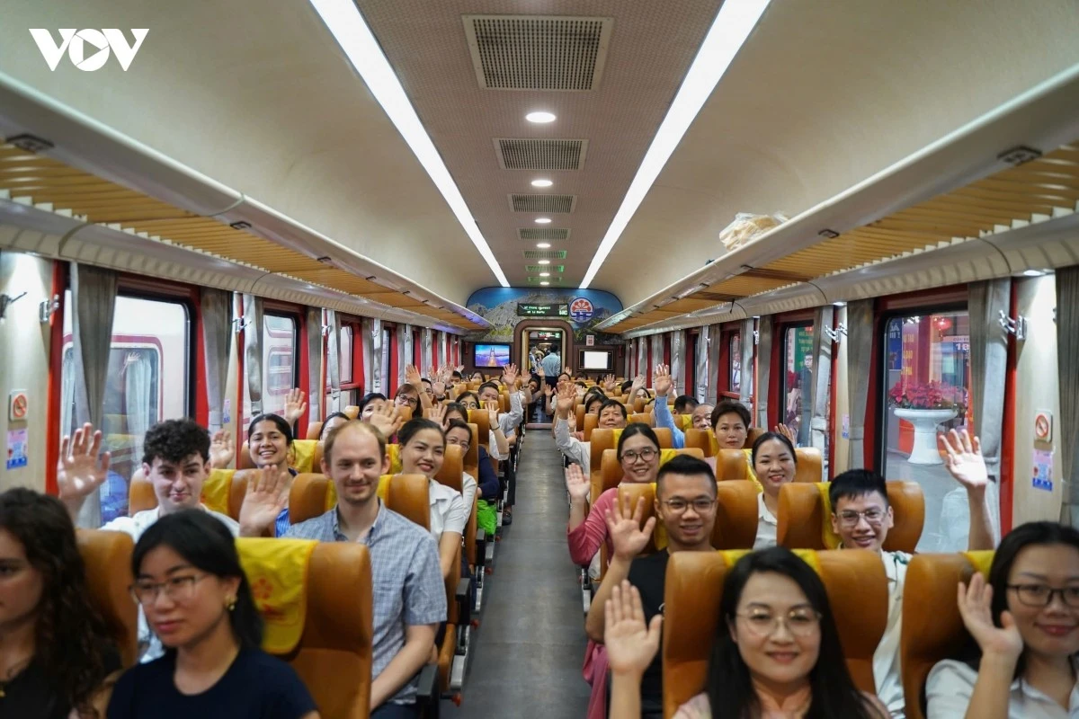 Trên chuyến tàu đầu tiên có hơn 500 bác sĩ đến làm việc tại Bệnh viện Bạch Mai cơ sở Ninh Bình.