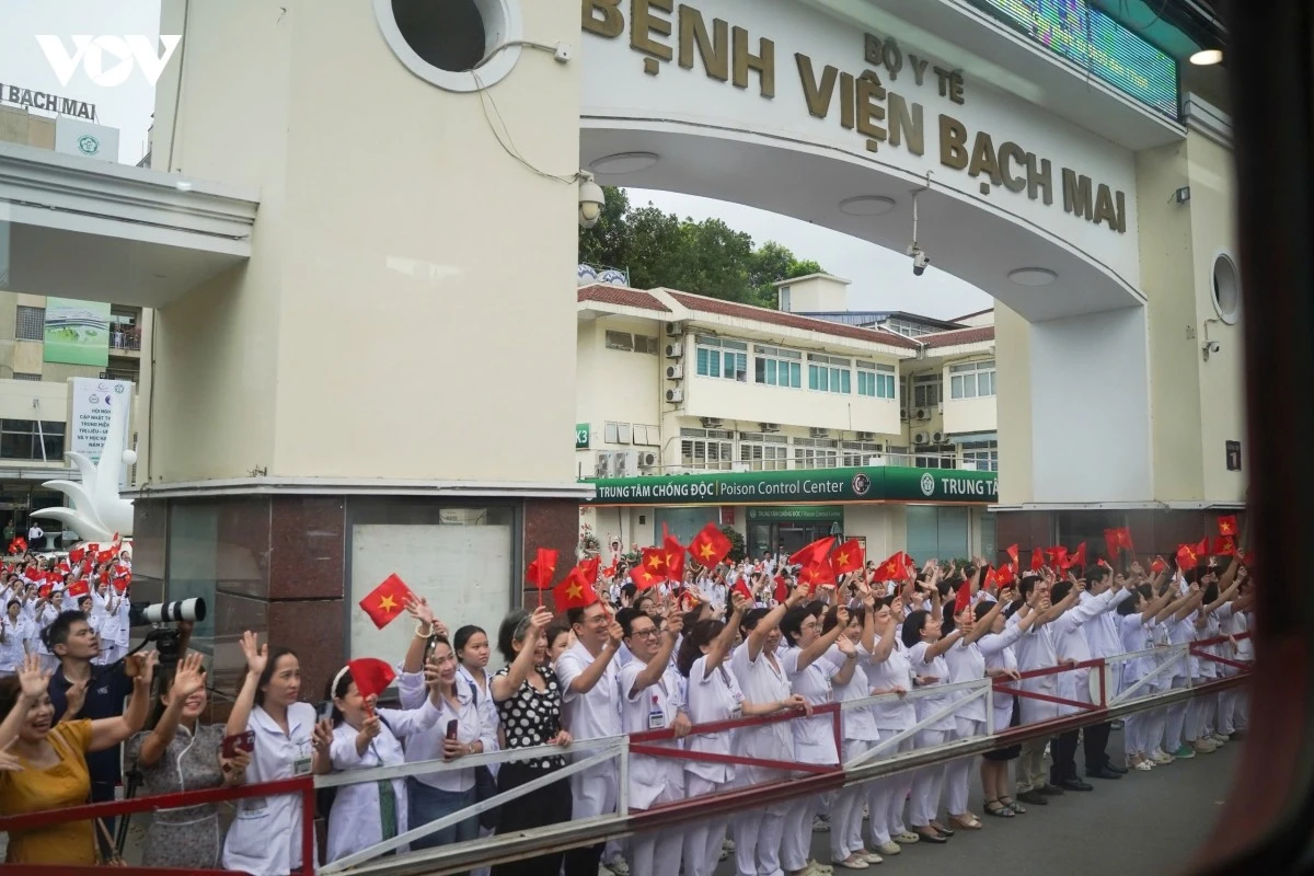 Đoàn tàu di chuyển chậm qua Bệnh viện Bạch Mai cơ sở Hà Nội.