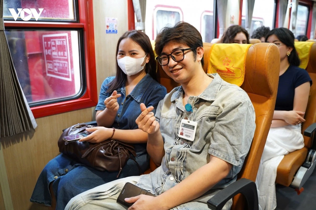 Điều dưỡng Nguyễn Trần Hoàng Long, khoa Phẫu thuật thẩm mỹ, Bệnh viện Bạch Mai chia sẻ: "Hiện tại, tôi rất háo hức và xúc động, thật sự khó diễn tả hết cảm xúc của mình lúc này. Tôi cũng hồi hộp chờ chuyến tàu đầu tiên và mong mọi hoạt động của bệnh viện sẽ diễn ra thuận lợi. Hy vọng mọi việc suôn sẻ để người dân có thêm một địa chỉ khám, chữa bệnh chất lượng, góp phần giảm tải cho các bệnh viện tuyến trên”.