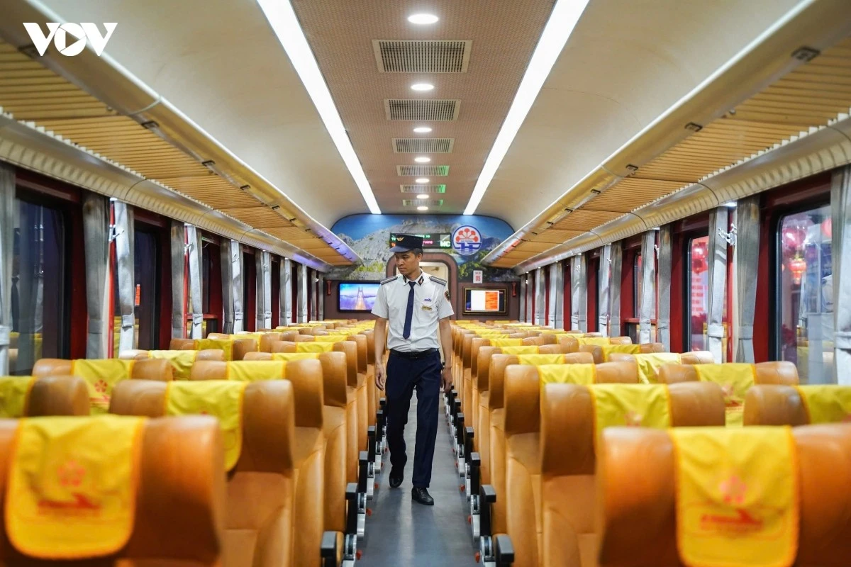 Nhân viên đường sắt kiểm tra lại khoang xe trước khi xuất phát.