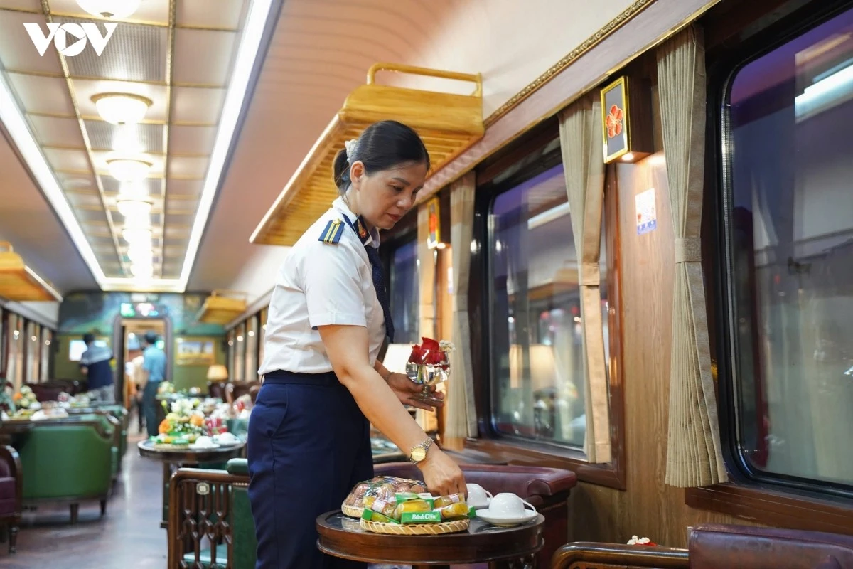 Để vận chuyển khối lượng hành khách trên, ngành đường sắt lập đoàn tàu gồm 9 toa xe ghế ngồi mềm, được trang bị hệ thống điều hòa không khí. Bên cạnh đó, ngành đường sắt còn cung cấp các suất ăn nhẹ kèm đồ uống như cà phê, trà hoặc nước ép trái cây…phục vụ nhu cầu của các bác sĩ trong thời gian di chuyển giữa 2 cơ sở.