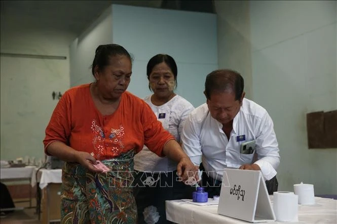 Cử tri bỏ phiếu trong cuộc tổng tuyển cử ở Yangon, Myanmar ngày 28/12/2025.