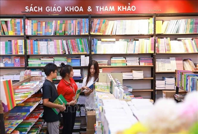 Học sinh tìm kiếm, tham khảo sách giáo khoa trong các cửa hàng thuộc hệ thống nhà sách của Nhà xuất bản Giáo dục Việt Nam. Ảnh: Thanh Tùng/TTXVN