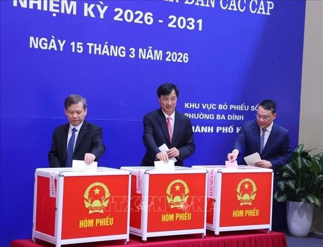 Các đồng chí lãnh đạo Đảng, Nhà nước bỏ phiếu bầu cử tại Khu vực bỏ phiếu số 02 phường Ba Đình, thành phố Hà Nội.