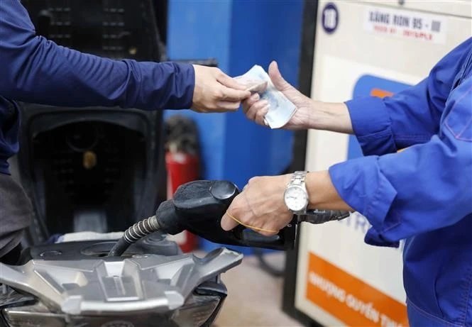 Mua bán xăng, dầu tại cửa hàng kinh doanh xăng dầu trên phố Lạc Trung, Hà Nội.