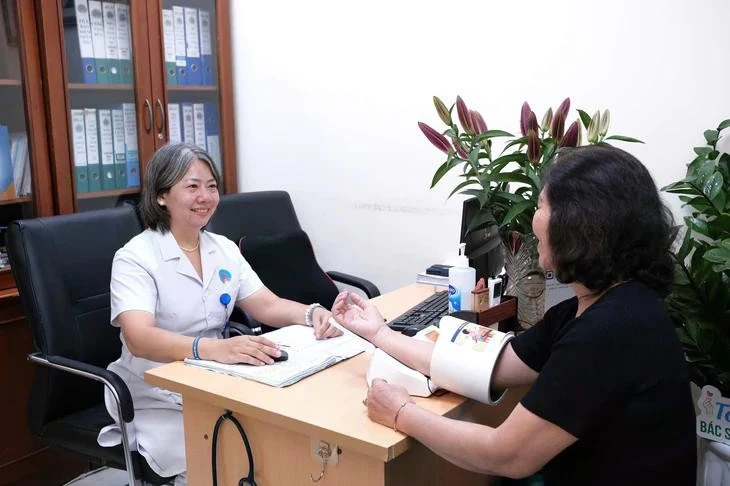 Bệnh nhân khám trái tuyến kết hợp khám sàng lọc tiêm chủng vaccine dự phòng. Ảnh: Thu Trang