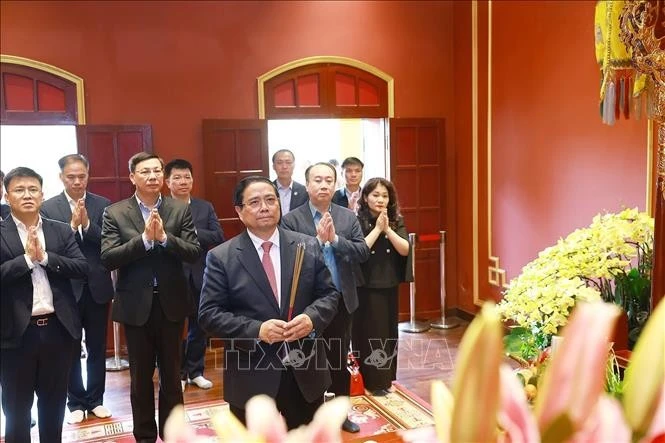 Thủ tướng Phạm Minh Chính dâng hương tại Khu di tích Hoàng thành Thăng Long.