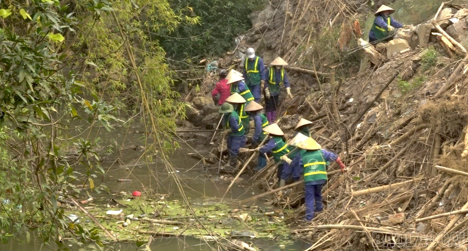 baolaocai-br_cong-nhan-cong-ty-thhh-ve-sinh-moi-truong-hoang-yen-tham-gia-don-dep-ve-sinh-dong-suoi-1-4482.jpg