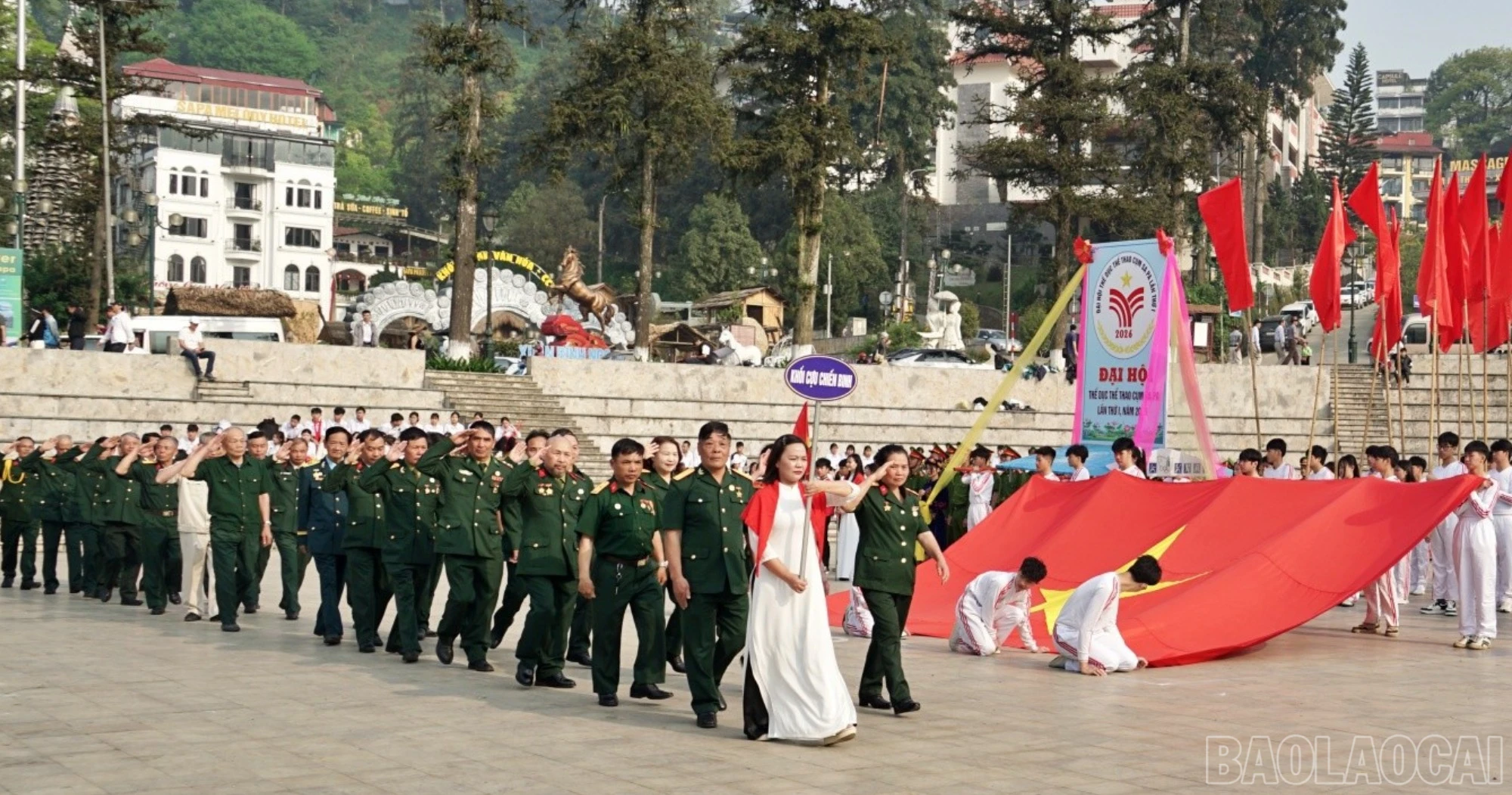 Sự có mặt của các cựu chiến binh góp phần làm cho lễ diễu hành tại đại hội thêm ý nghĩa.