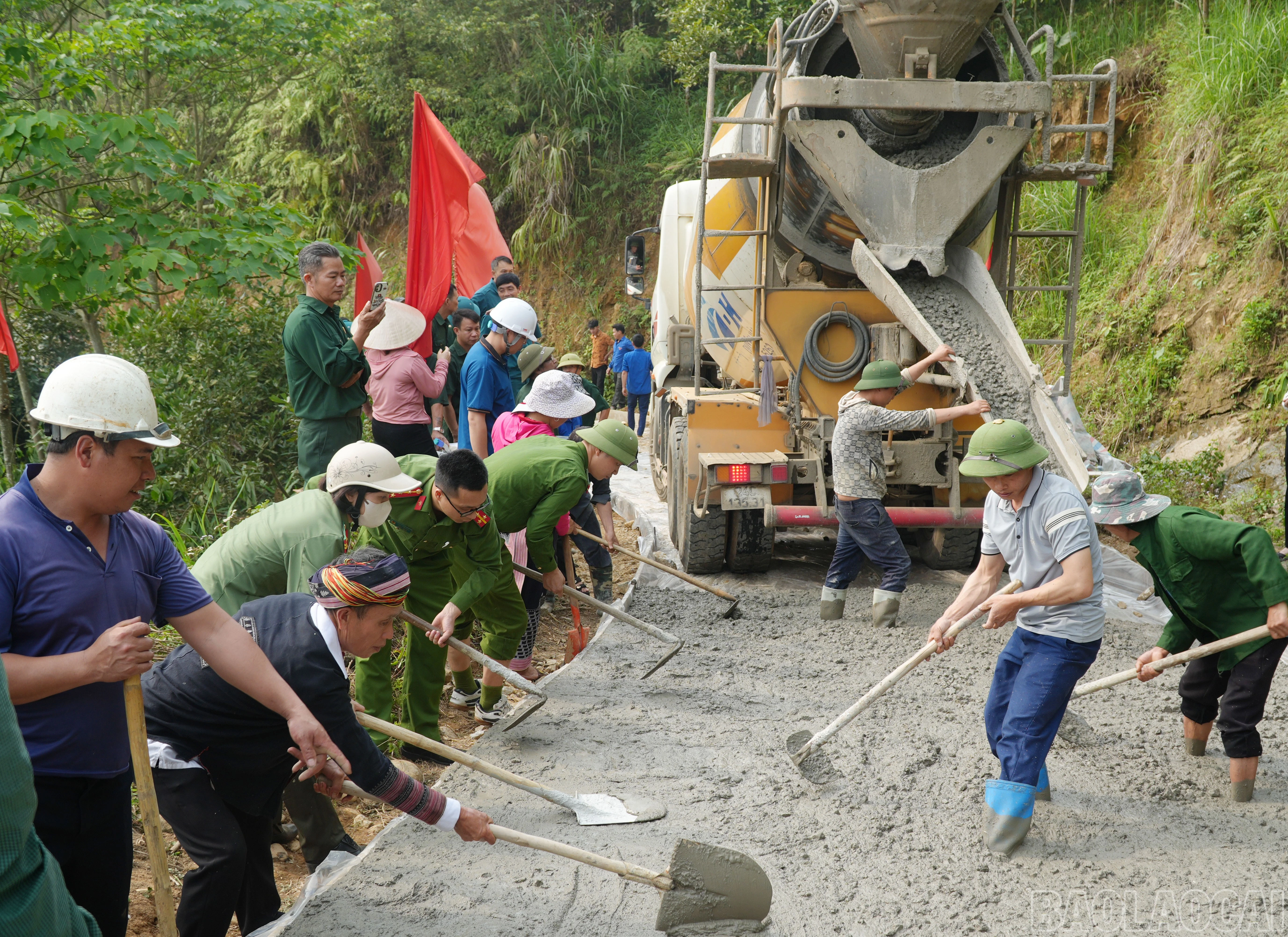Phát động phong trào xây dựng đường giao thông nông thôn tại Nghĩa Lộ và Gia Phú ảnh 4