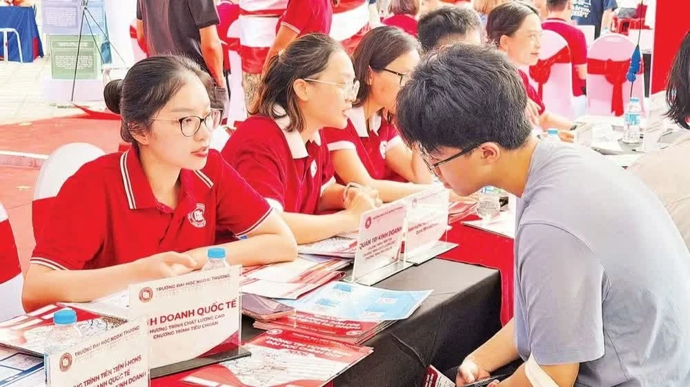 Thí sinh tìm hiểu về chương trình đào tạo tại gian tư vấn Trường đại học Ngoại thương. (Ảnh: QUỲNH NGUYỄN)