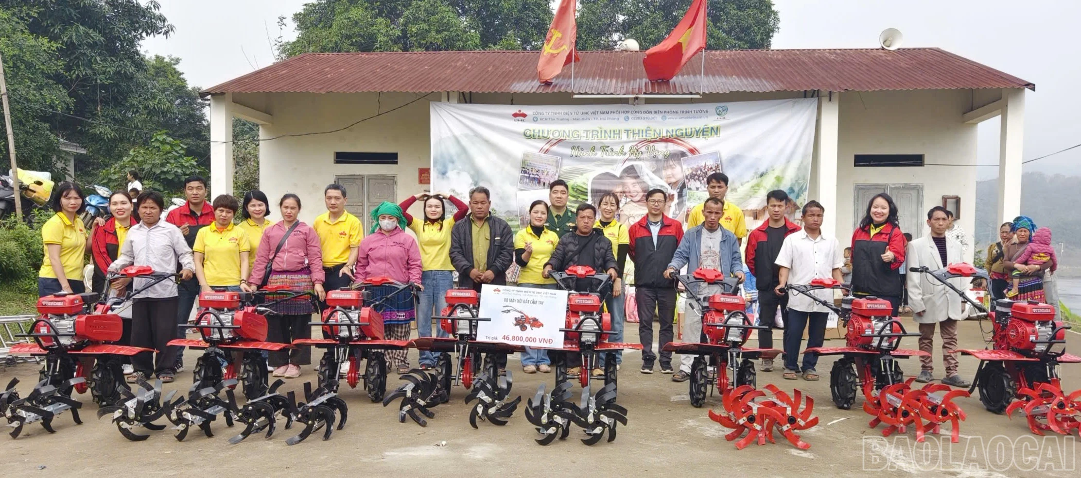 Trao tặng 8 máy cày cho 8 gia đình có hoàn cảnh đặc biệt khó khăn.