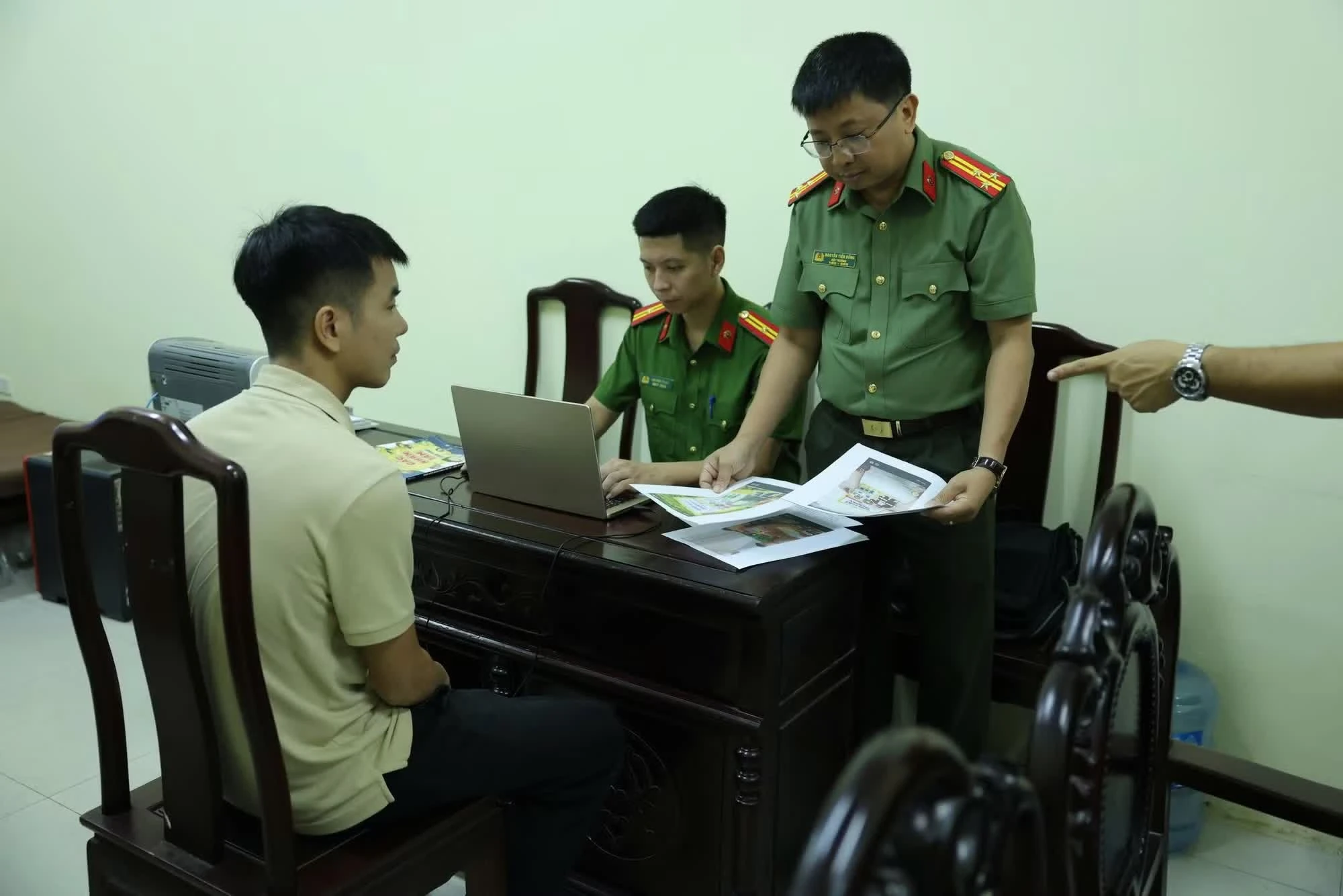 Cán bộ Công an tỉnh Bắc Ninh đấu tranh với đối tượng.