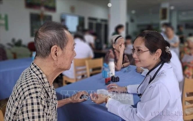 Thăm, khám sức khỏe cho người cao tuổi tại Viện dưỡng lão Tâm An (Thành phố Hồ Chí Minh).