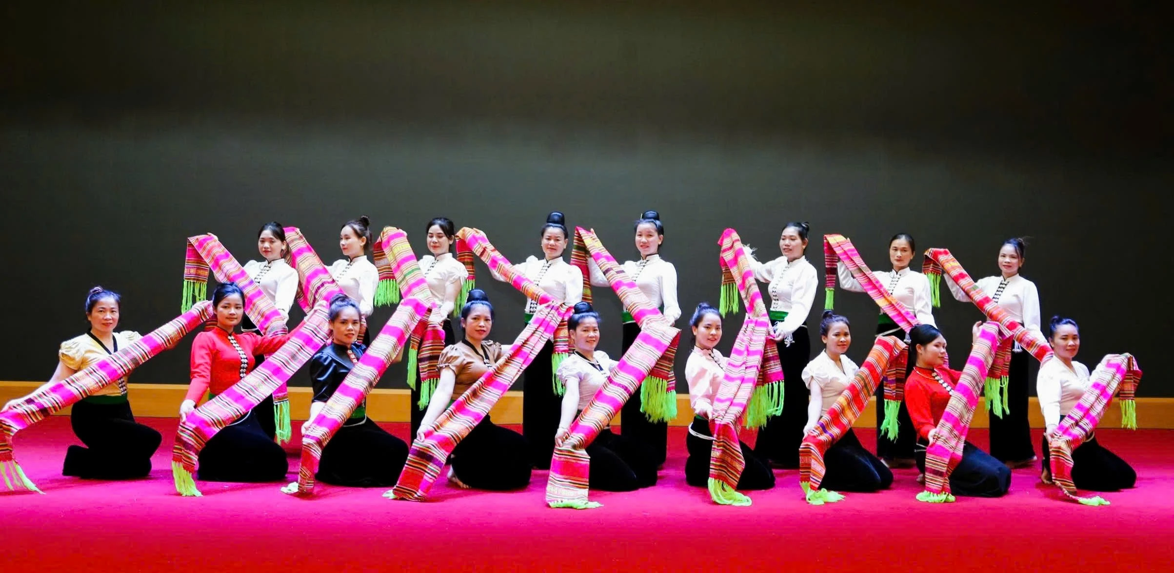 quy-tu-27-dien-vien-2-phuong-tham-du.jpg