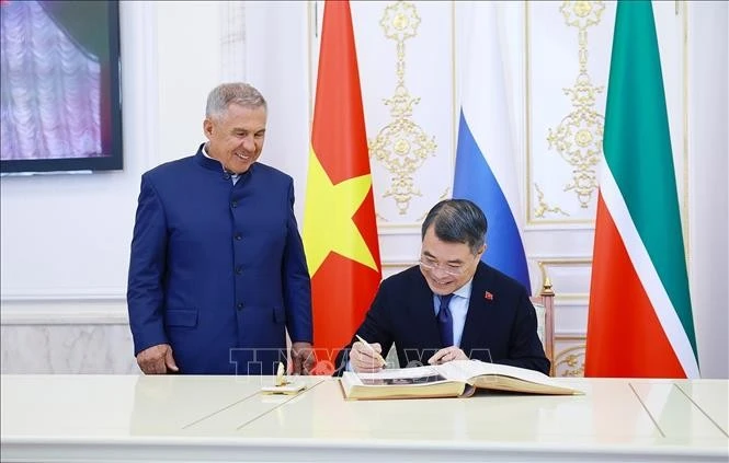 Thủ tướng Lê Minh Hưng ký lưu bút tại điện Kremlin Kazan.