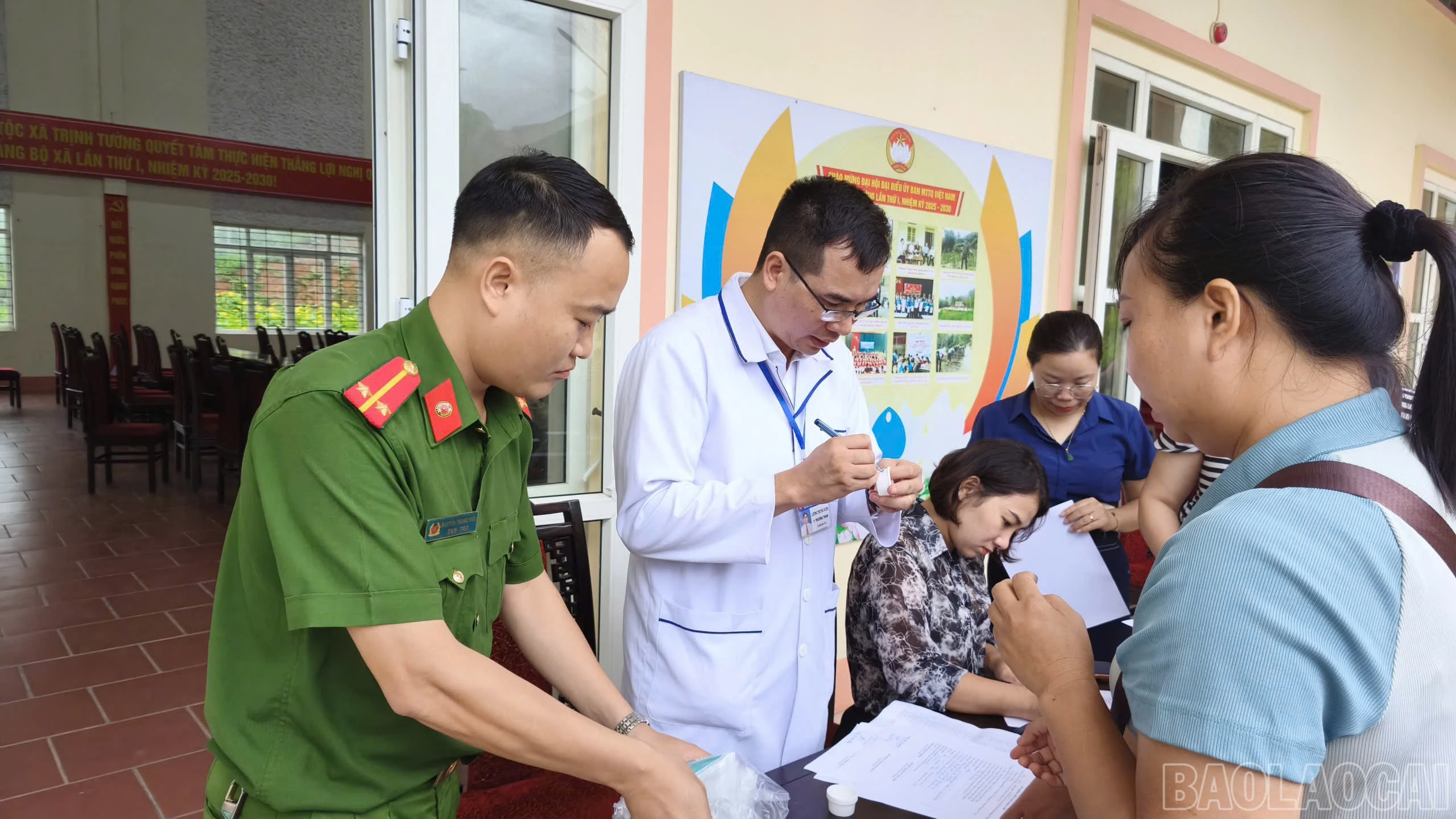 baolaocai-br_2-thuc-hien-quy-trinh-kiem-tra-chat-ma-tuy.jpg