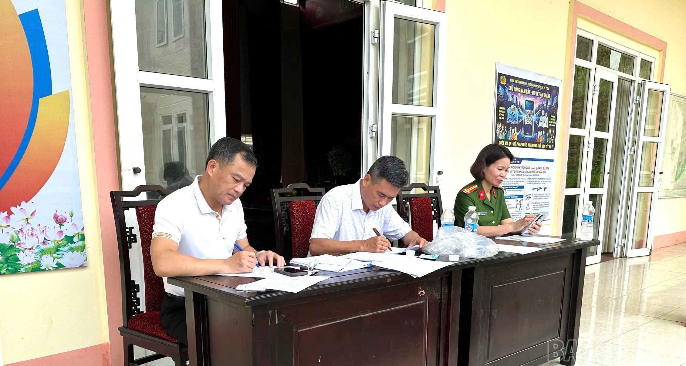 baolaocai-br_3-can-bo-lanh-dao-xa-thuc-hien-quy-trinh-kiem-tra.jpg