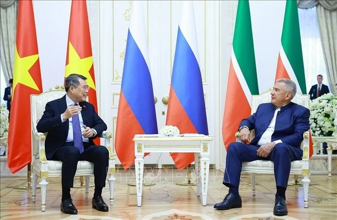Thủ tướng Lê Minh Hưng gặp Người đứng đầu Cộng hòa Tatarstan Rustam Minnikhanov.