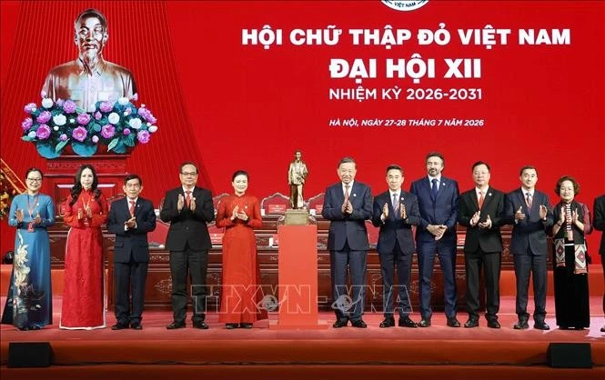 Tổng Bí thư, Chủ tịch nước Tô Lâm tặng bức tượng Chủ tịch Hồ Chí Minh cho Hội Chữ thập đỏ Việt Nam. (Ảnh: Thống Nhất/TTXVN)