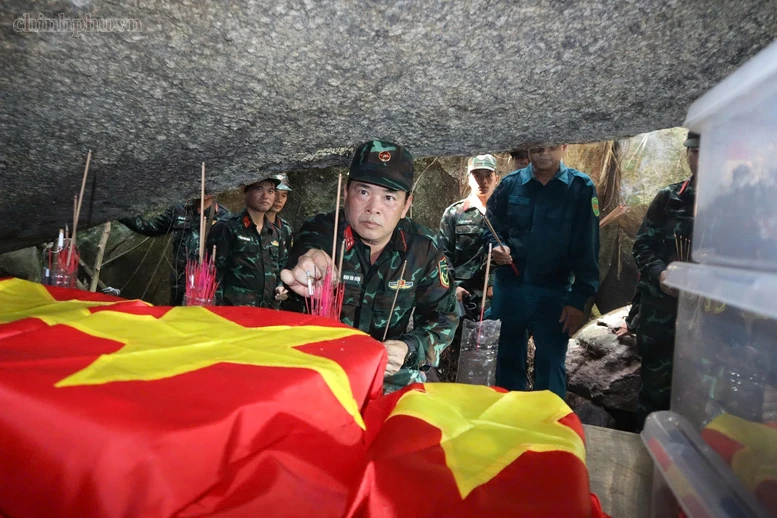 Bộ CHQS TP. Đà Nẵng triển khai công tác tìm kiếm hài cốt liệt sĩ tại hang Đá Sập - Ảnh: chinhphu.vn