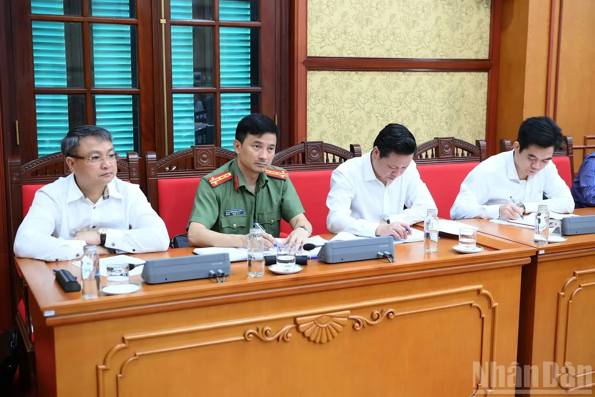 Các đại biểu tham dự cuộc làm việc.