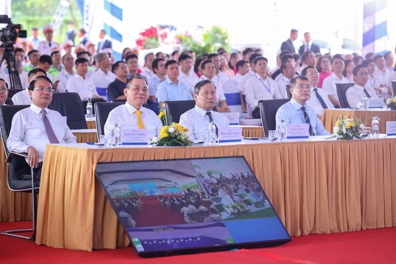 Thủ tướng Chính phủ Lê Minh Hưng và các đại biểu dự lễ khởi công đồng thời 5 tuyến đường sắt đô thị và 3 dự án nhà ở cho thuê trên địa bàn Hà Nội.