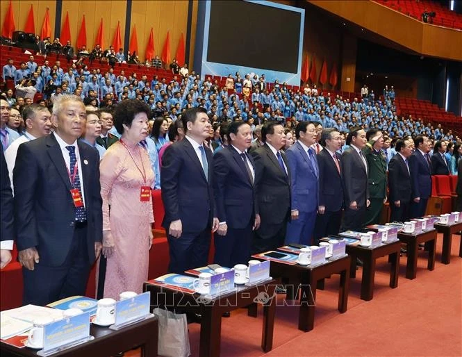 Các đại biểu thực hiện nghi thức chào cờ.