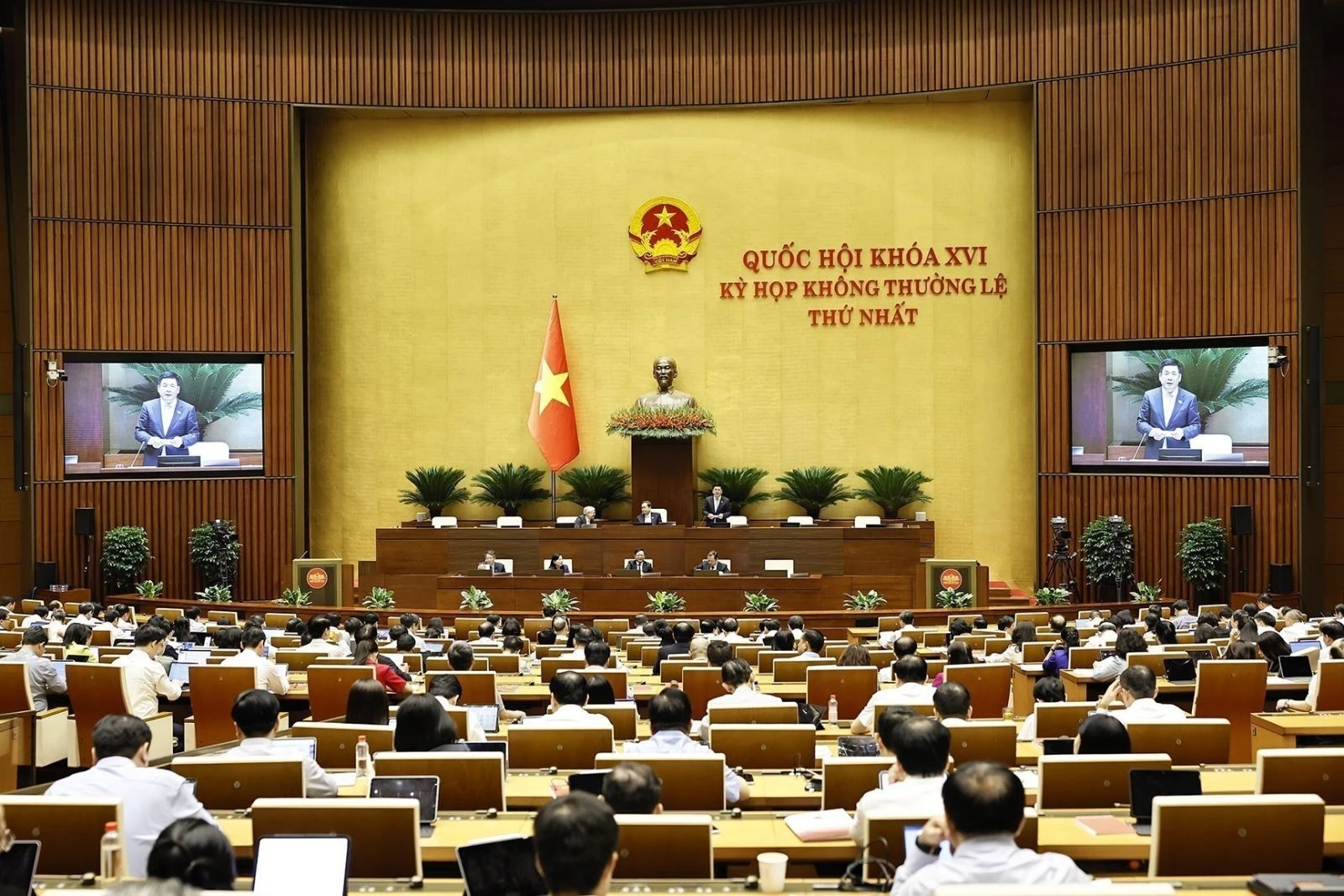 Sáng 13/8/2026, Quốc hội thảo luận ở hội trường về dự án Luật sửa đổi, bổ sung một số điều của Luật Tần số vô tuyến điện, Luật Viễn thông, Luật Giao dịch điện tử và Luật Chuyển giao công nghệ. Ảnh: Doãn Tấn/TTXVN